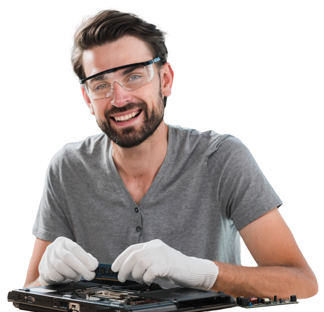 Мастер ремонтирует ноутбук